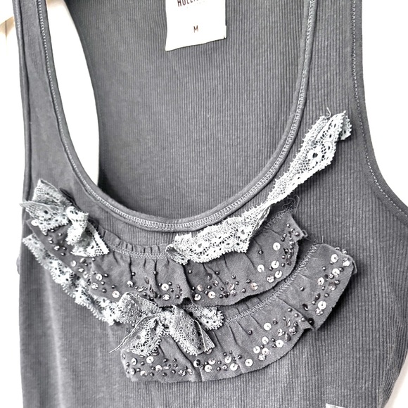 2/$15 NWT HOLLISTER Sequin Ruffle Bodice Ribbed Racerback Tank Grey Size Medium - Picture 3 of 9